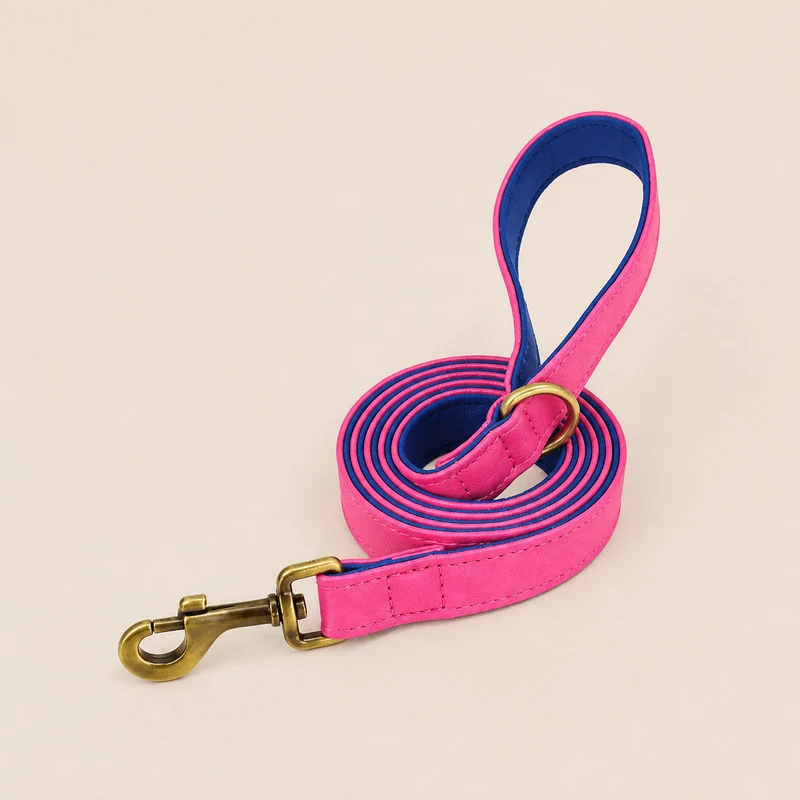 laisse en cuir fuchsia, doublure bleu roi