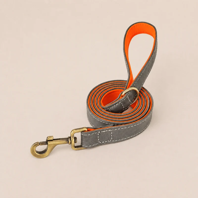 laisse en cuir gris, doublure orange