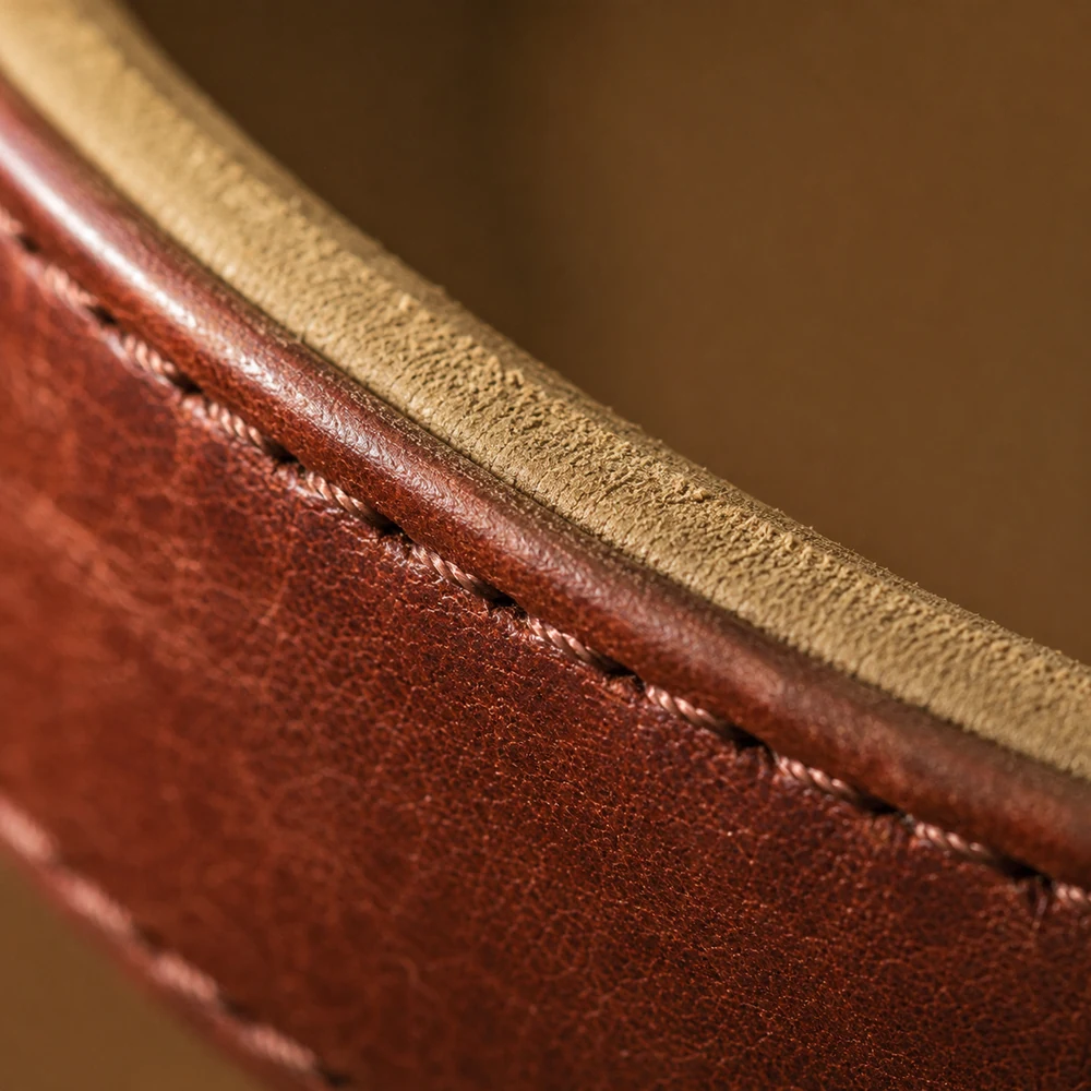 macro de la tranche : cuir brun à l’extérieur, doublure taupe à l’intérieur