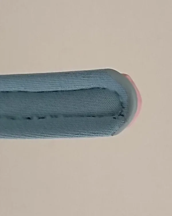 macro de la tranche : la doublure bleue sur le cuir